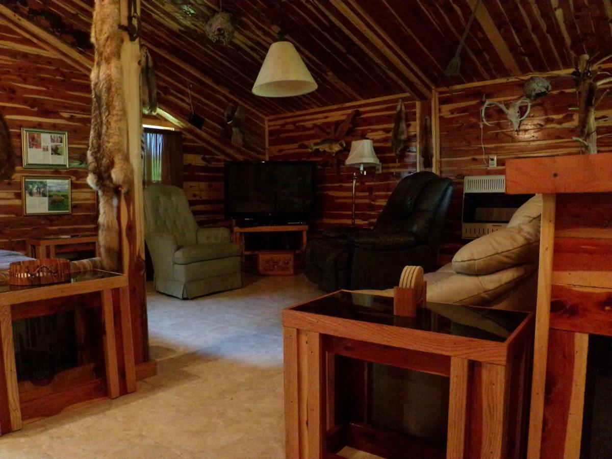 Cedar Cabin Located On A Buffalo Farm Marshall 外观 照片